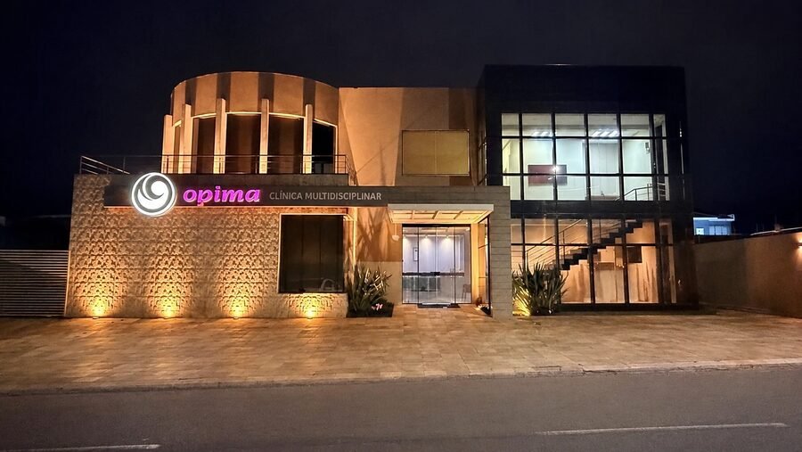 Fachada da Clínica Opima em Itapetininga à noite